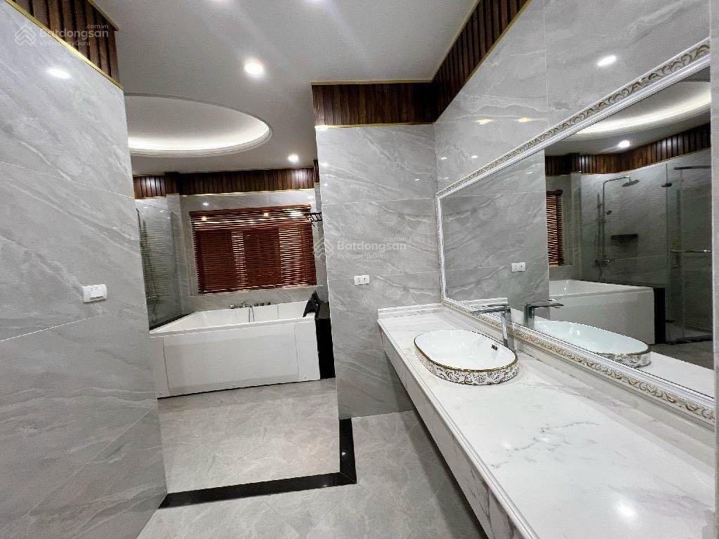 Cho thuê mới 100% nguyễn văn huyên  hoàng quốc việt, dt 65m2*7tầng, giá 32tr thang máy để 5 ôtô
