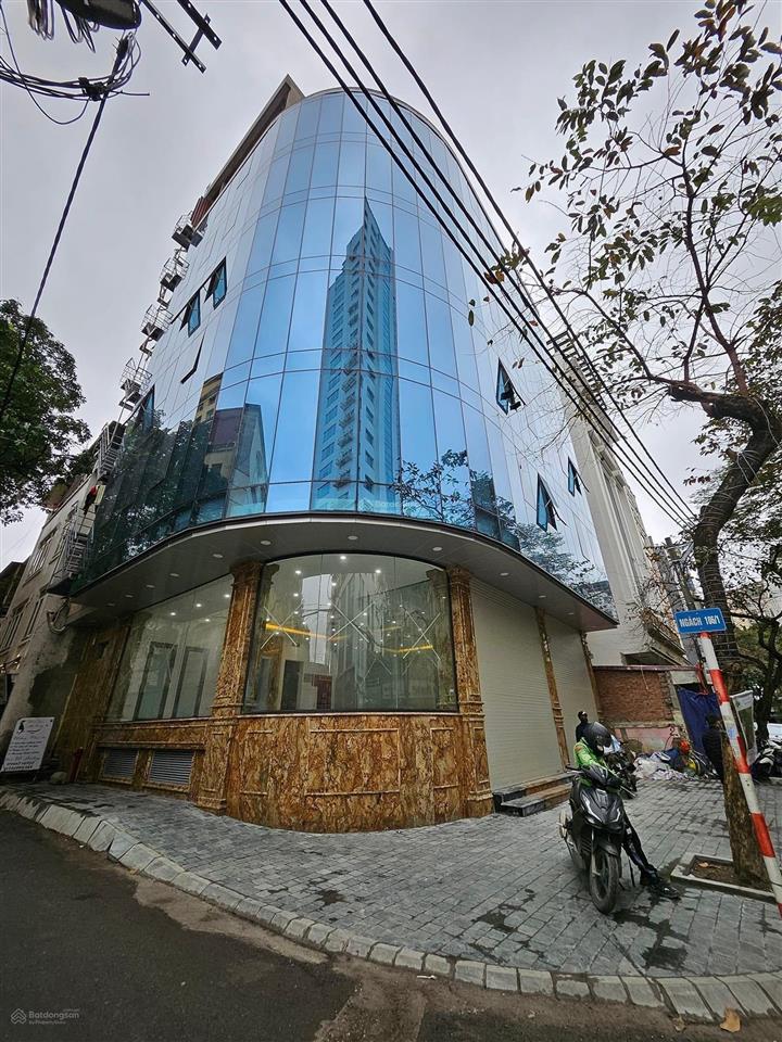 Cho thuê lô góc vừa hoàn thiện phố nguyễn văn huyên  dt 150m2 x7t 1 hầm mt 19m và 8m full kính