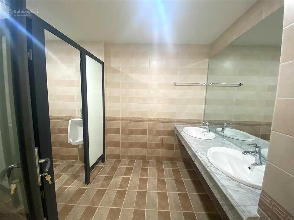 Cho thuê tòa nhà mặt phố khương đình. dt 160 m² * 8 tầng + 1 hầm. mt 10m. thông sàn, thang máy