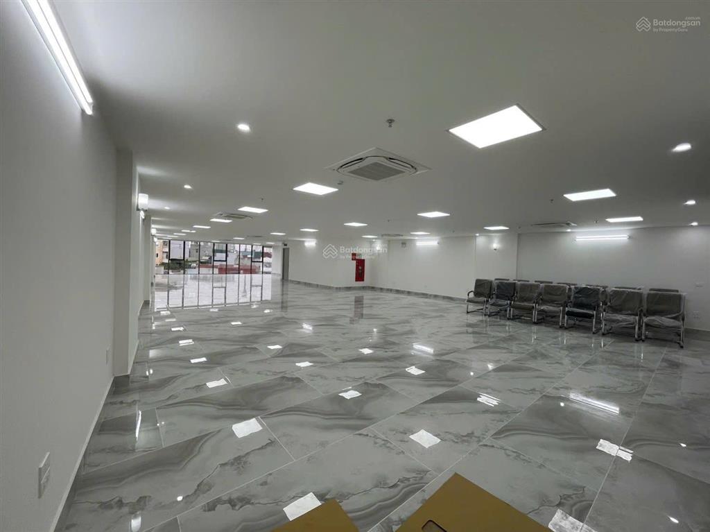 Chính chủ cần cho thuê văn phòng 280m2 2 thang máy 4 điều hoà âm 2 mặt thoáng giá chỉ 33tr/tháng