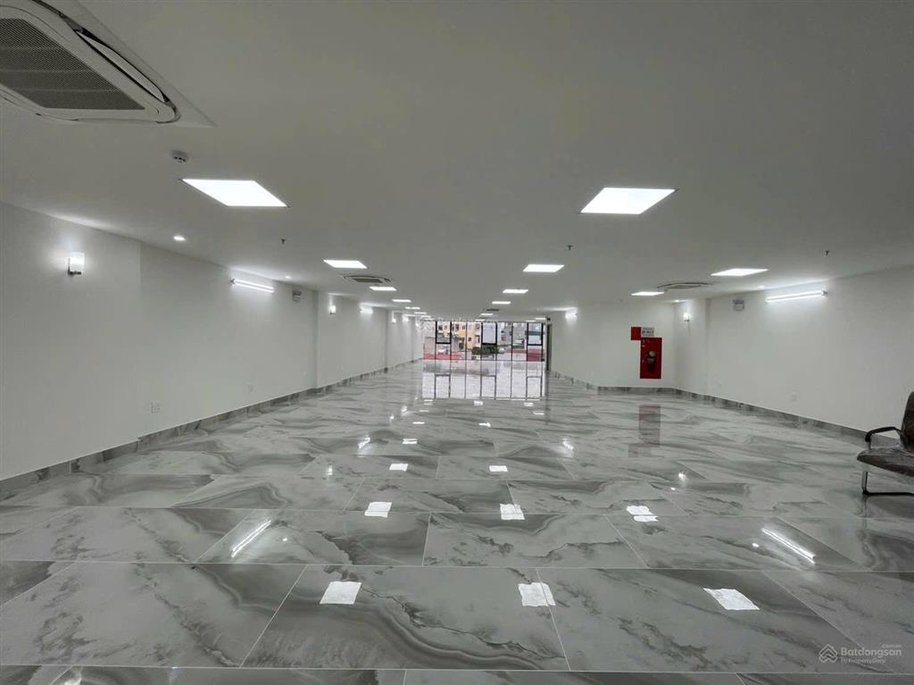 Chính chủ cần cho thuê văn phòng 280m2 2 thang máy 4 điều hoà âm 2 mặt thoáng giá chỉ 33tr/tháng