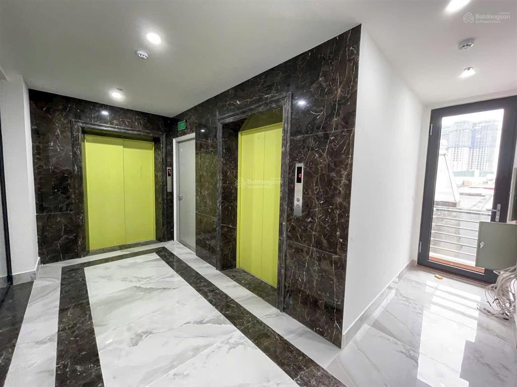 Chính chủ cần cho thuê văn phòng 280m2 2 thang máy 4 điều hoà âm 2 mặt thoáng giá chỉ 33tr/tháng