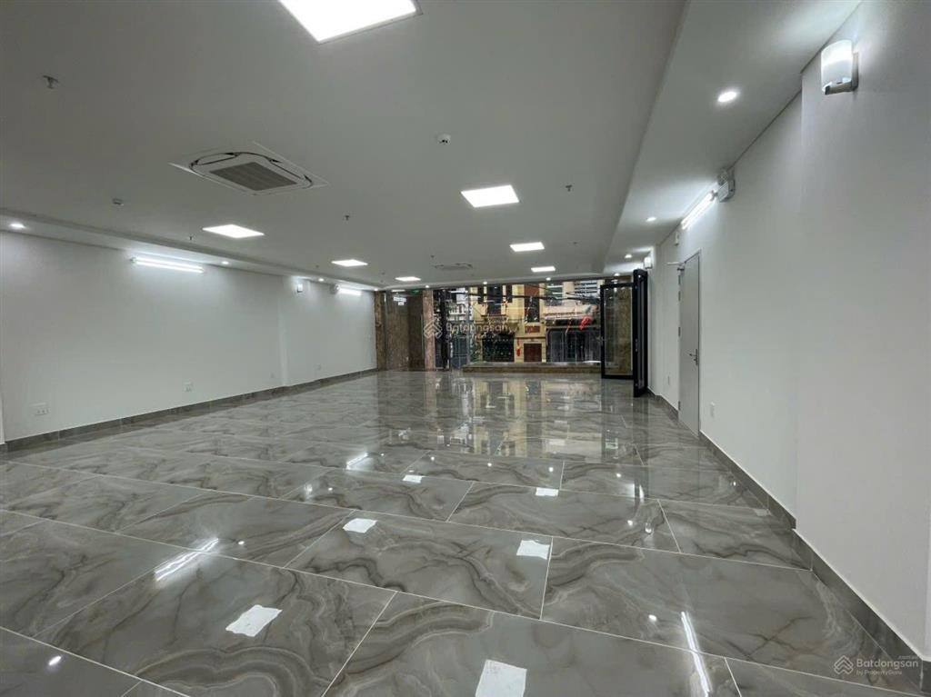 Chính chủ cần cho thuê văn phòng 280m2 2 thang máy 4 điều hoà âm 2 mặt thoáng giá chỉ 33tr/tháng