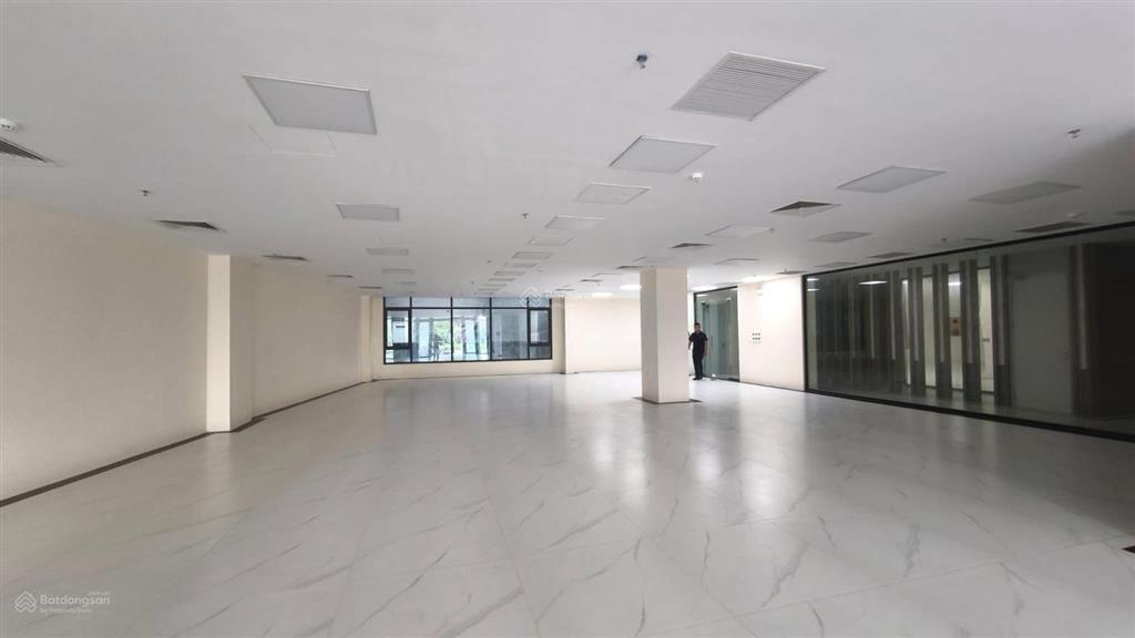 Cho thuê nhà nguyên căn 135m2 x 8 tầng, ngã tư hot nguyễn văn huyên & hoàng quốc việt. giá 75tr/th