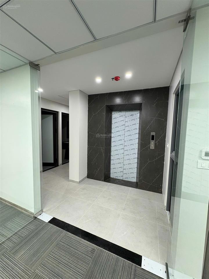 Chính chủ tôi cần cho thuê tòa nhà mặt phố lê văn lương  nhân chính 130m2 x 10t 1 hầm giá 100tr