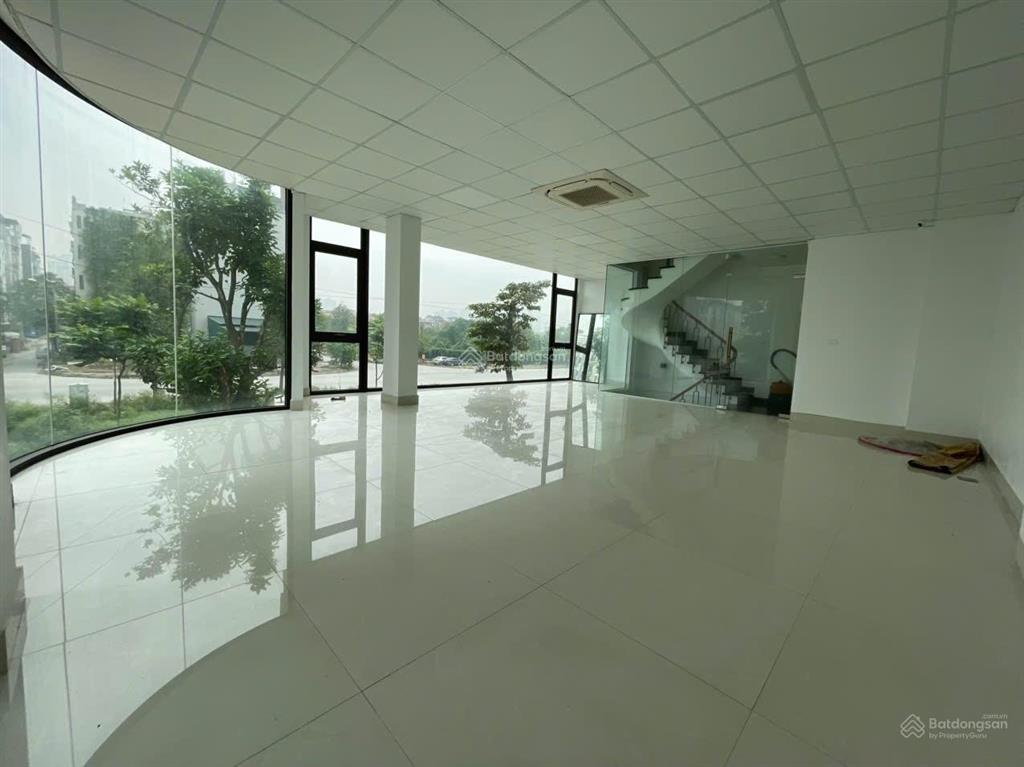 Cho thuê nhà mp kd phố mạc thái tông  vị trí siêu đẹp. diện tích 110m2 x 4t + 1 hầm  mặt tiền 7m