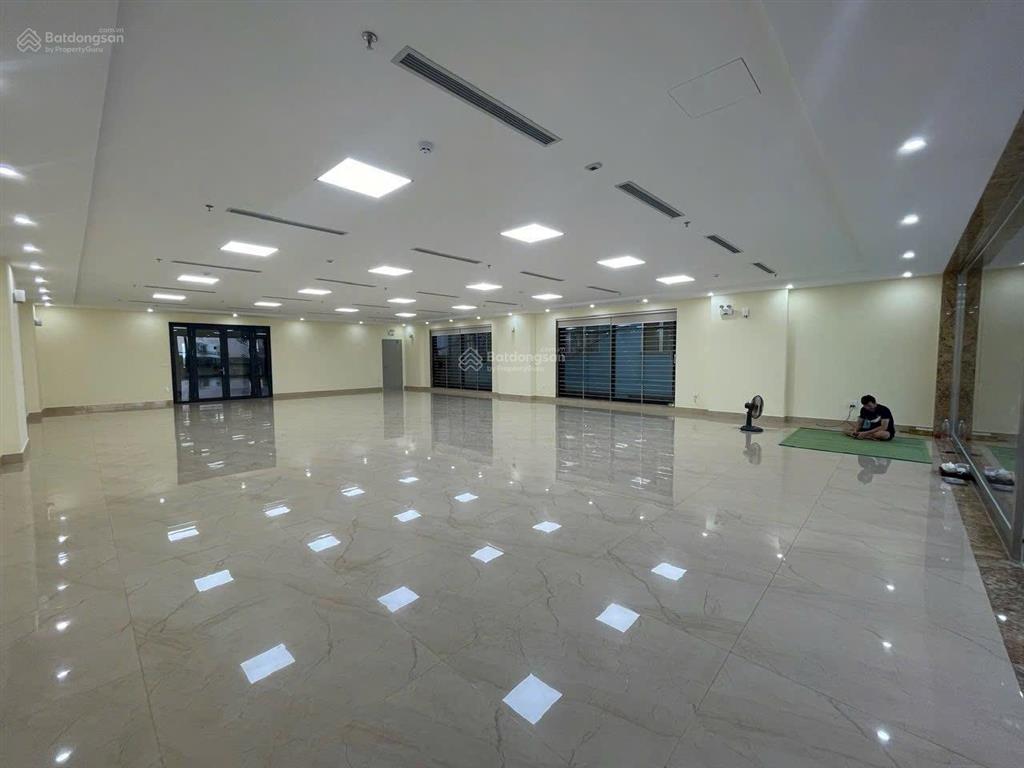 Chính chủ cần cho thuê gấp tòa nhà mặt phố duy tân  cầu giấy dt 240m2 xây 9t 1 hầm pccc đủ giấy