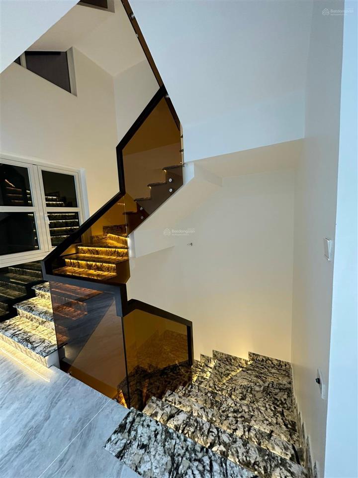 Cho thuê nhà hoàng đạo thuý  cầu giấy. dt đất 220m2x 5 tầng 1 hầm, mt 14m. full đồ. giá 48 triệu