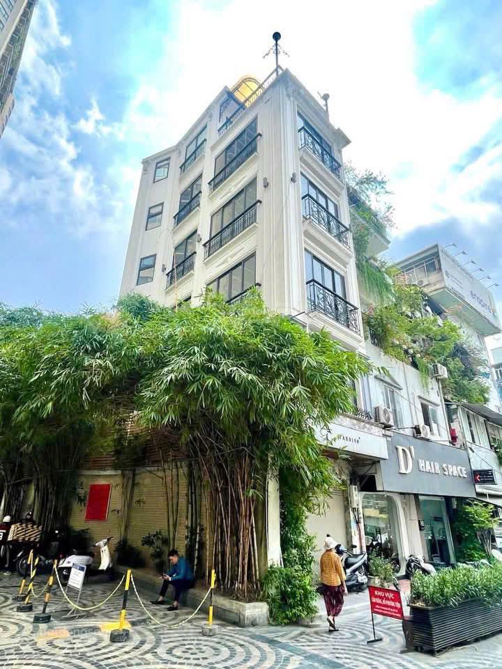 Mặt phố láng hạ  tài chính 21 tỷ vừa phải  lô góc 6 tầng thang máy  khu vip đống đa