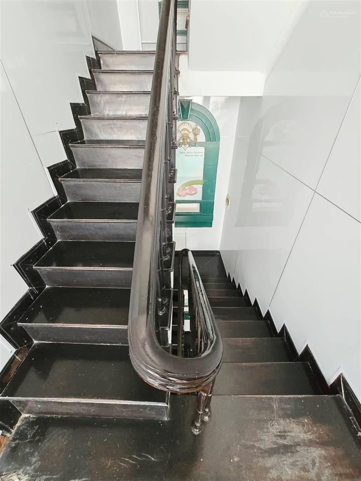 Bán nhà phố tôn đức thắng, đống đa  dt 100m2, 3.5 tầng, mt 9.2m  có sân  cách phố 20m