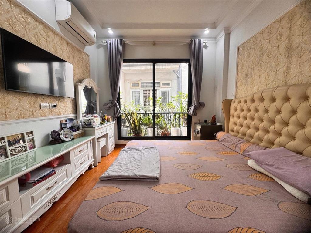 Bán nhà riêng nguyễn hồng, ba đình, 2 mặt thoáng, view đài truyền hình, ngõ 3 gác, 45m x 4 tầng