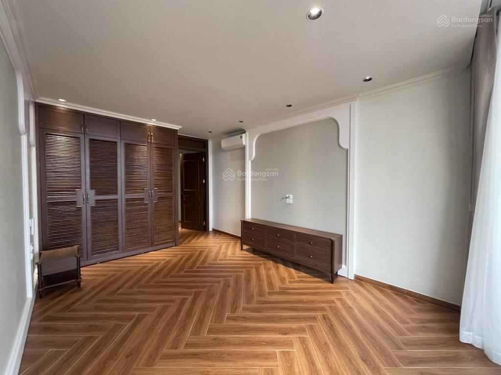 Bán nhà riêng hoàng cầu, đống đa, cách mặt phố 10m, sát hồ, 90,6m x 7 tầng thang máy, làm vp cty