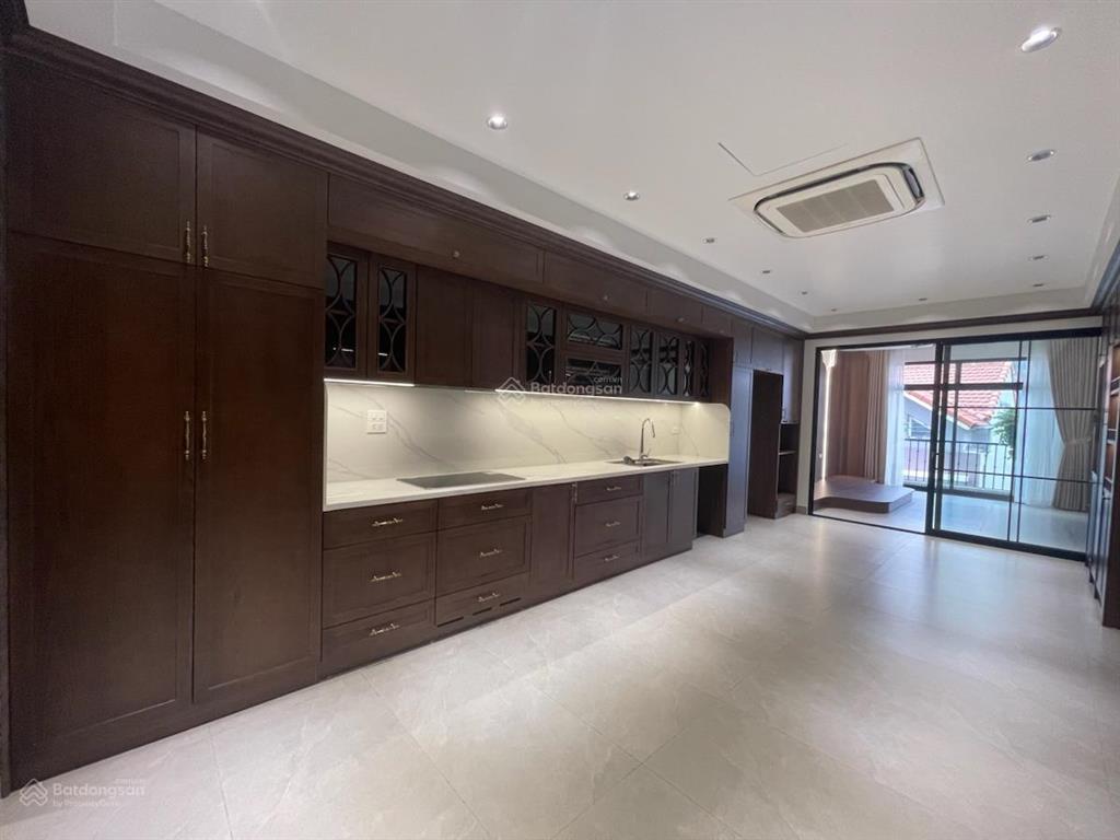 Bán nhà riêng hoàng cầu, đống đa, cách mặt phố 10m, sát hồ, 90,6m x 7 tầng thang máy, làm vp cty