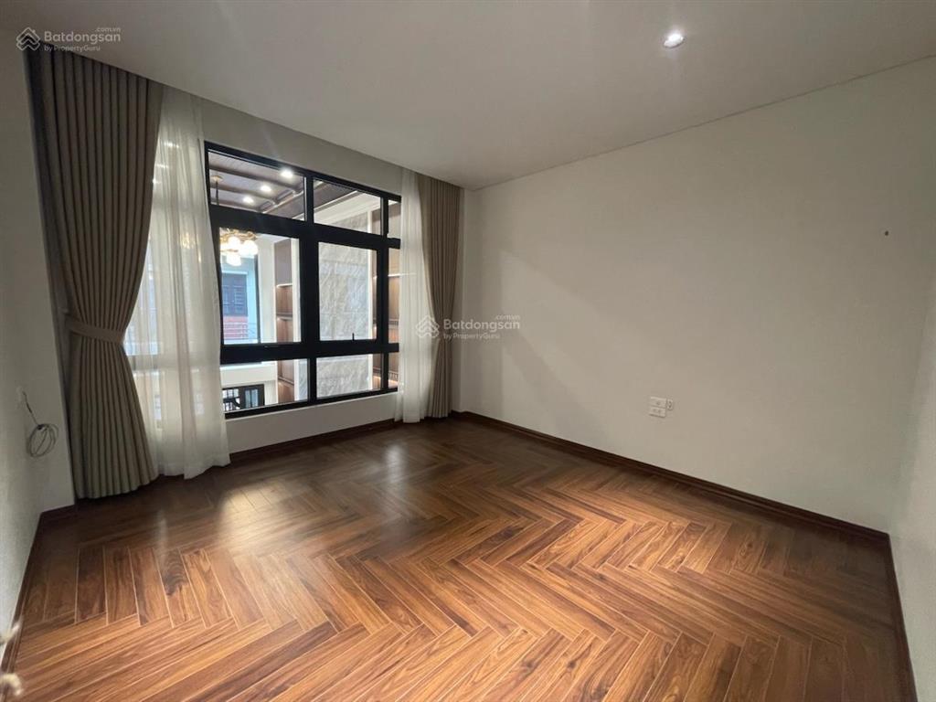 Bán nhà riêng hoàng cầu, đống đa, cách mặt phố 10m, sát hồ, 90,6m x 7 tầng thang máy, làm vp cty