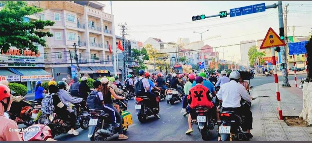 Nguyễn biểu, hẻm ô tô gần chợ vĩnh hải * cách biển hòn chồng 800m giá 60tr/m2