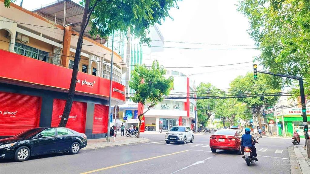 Nhà mặt tiền lý tự trọng, cách biển 400m bên kia đường là nhà tang lễ giá 20 tỷ
