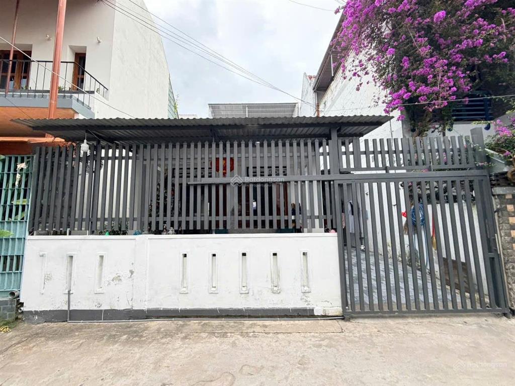 Nhà hẻm ô tô vi vu nguyễn biểu  ngang rộng 7,2m * cách biển hòn chồng 700m. giá 6,8 tỷ