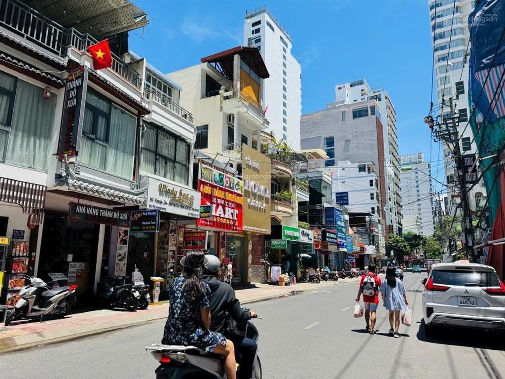 Nhà 3 tầng mặt tiền hùng vương  cách biển trần phú 280m ,sẵn dòng tiền 90tr/tháng } giá 33,5 tỷ