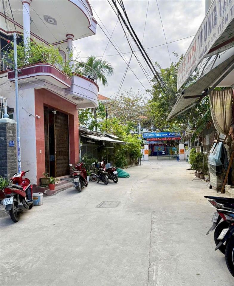 Nhà 4 tầng  sát trường tiểu học vĩnh hải ra biển hòn chồng 800m giá 8,6 tỷ