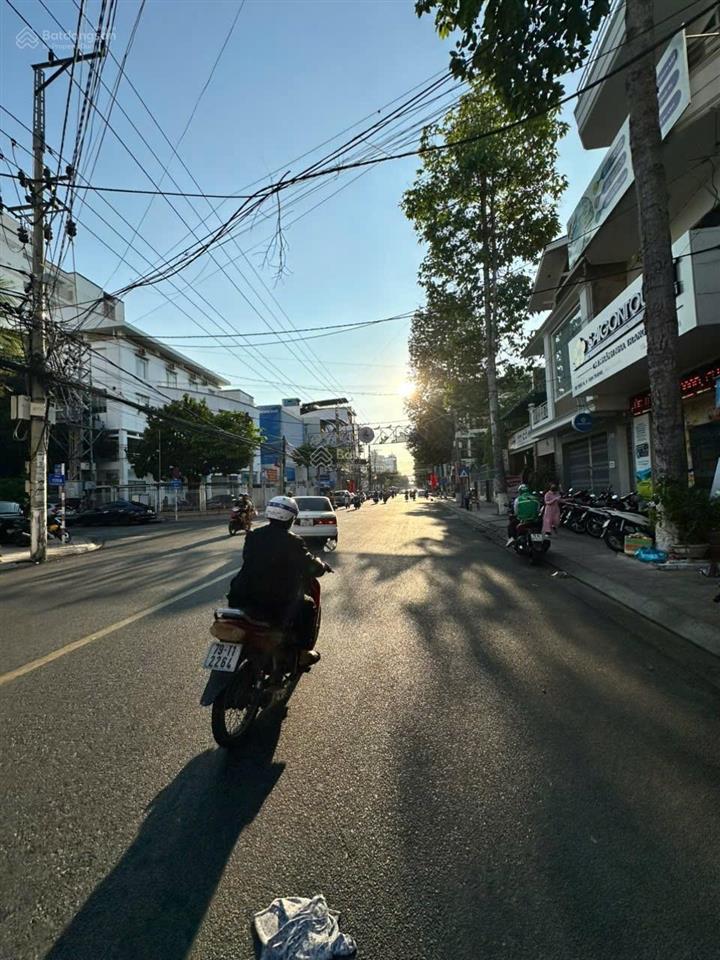 Tòa 6 tầng, mặt tiền yersin  sẵn thang máy. cách biển trần phú 700m. giá 27 tỷ