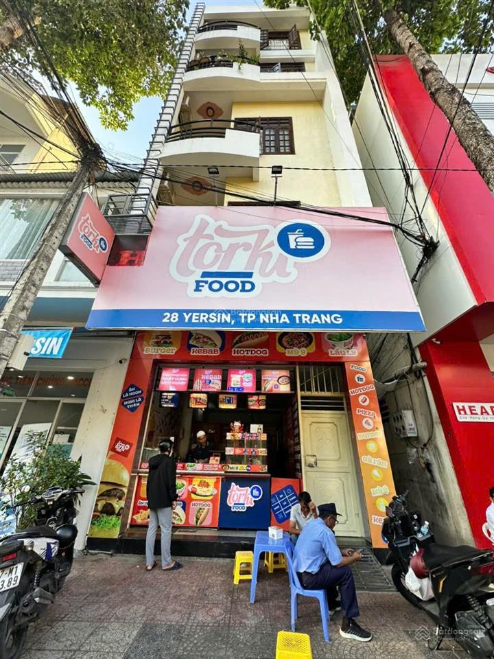 Tòa 6 tầng, mặt tiền yersin  sẵn thang máy. cách biển trần phú 700m. giá 27 tỷ
