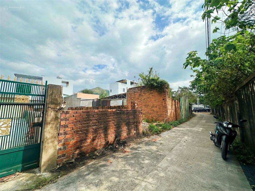 Đất ô tô thái phiên  ngang 7,5m hẻm ô tô vi vu cách biển hòn chồng 1,8km. giá 6,8 tỷ