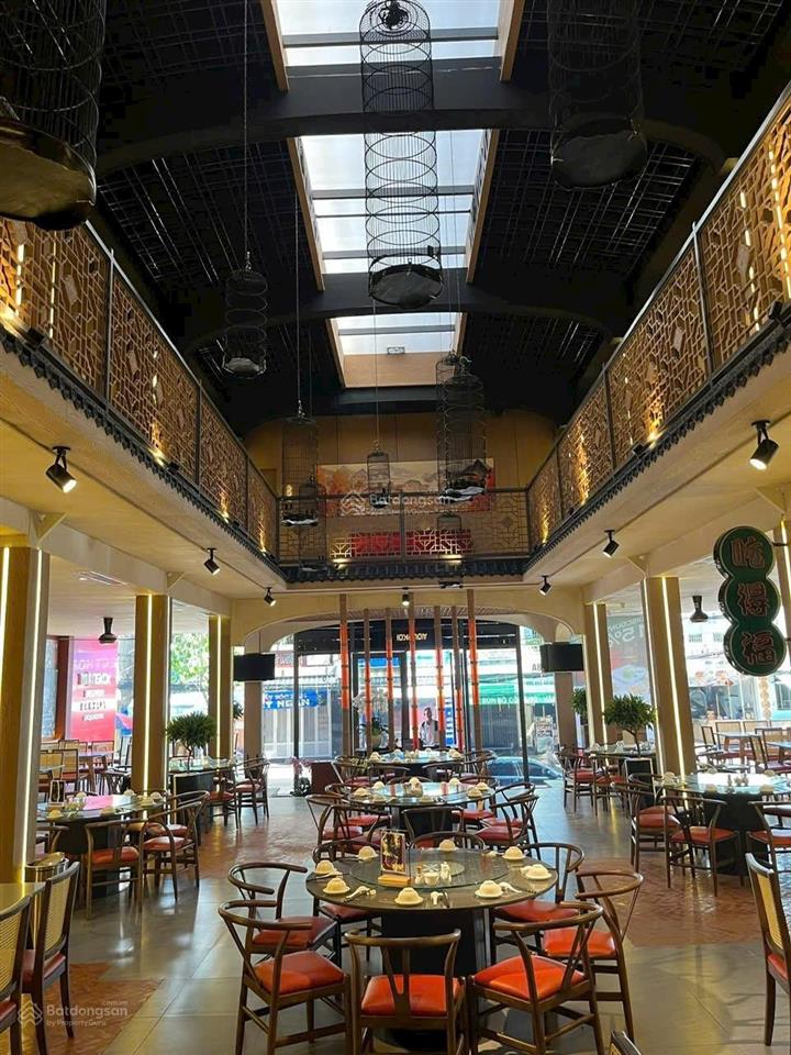 [ góc 2 mặt tiền nhà vân đồn  ôm góc rộng 35m ]  cách biển trần phú hơn 1km.  giá 60 tỷ