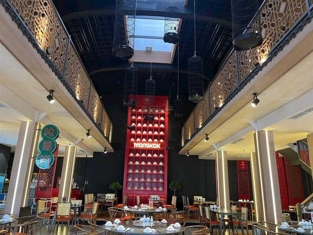 [ góc 2 mặt tiền nhà vân đồn  ôm góc rộng 35m ]  cách biển trần phú hơn 1km.  giá 60 tỷ