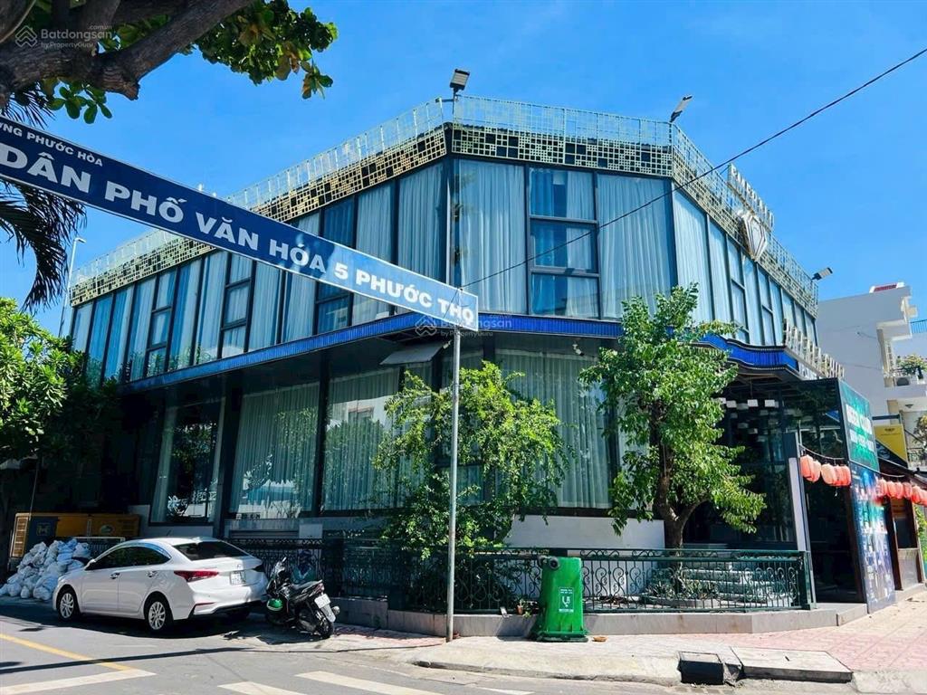 [ góc 2 mặt tiền nhà vân đồn  ôm góc rộng 35m ]  cách biển trần phú hơn 1km.  giá 60 tỷ