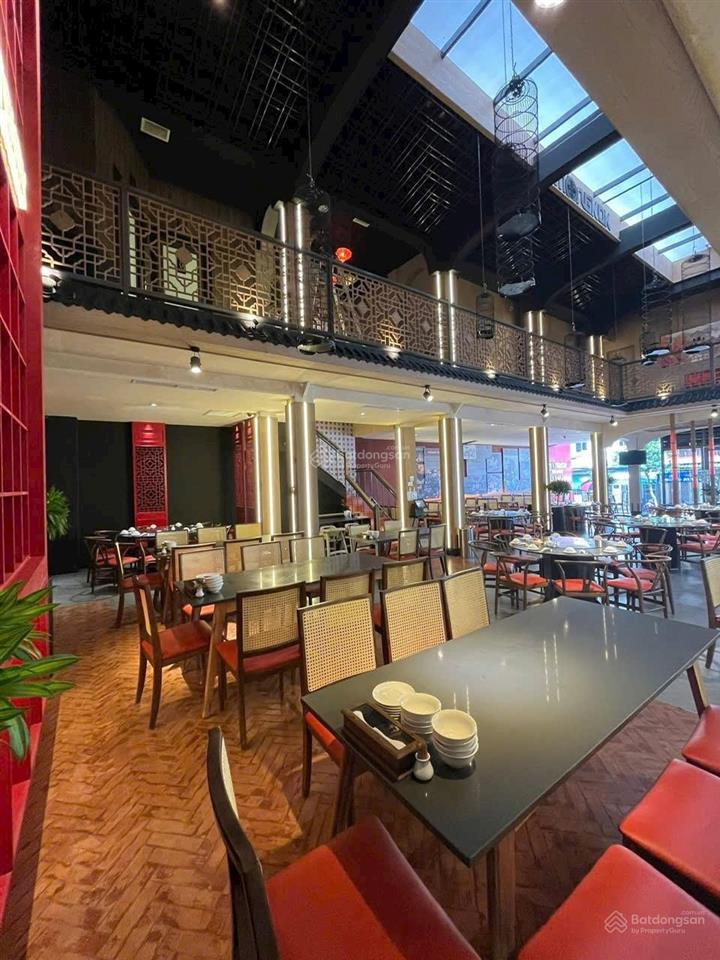 [ góc 2 mặt tiền nhà vân đồn  ôm góc rộng 35m ]  cách biển trần phú hơn 1km.  giá 60 tỷ