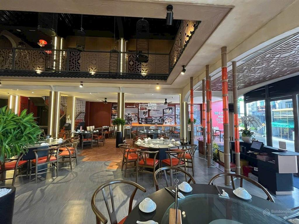 [ góc 2 mặt tiền nhà vân đồn  ôm góc rộng 35m ]  cách biển trần phú hơn 1km.  giá 60 tỷ