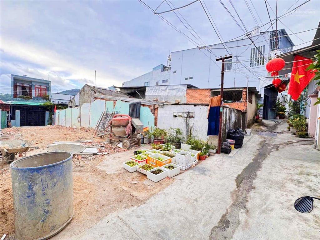 Đất hẻm hoà trung, đường 2 xe máy, đi ra biển hòn chồng 1,5km, giá 1,9 tỷ