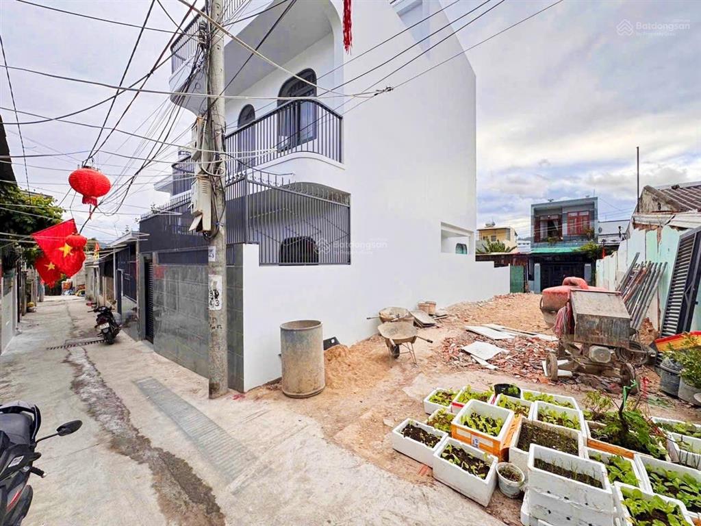 Đất hẻm hoà trung, đường 2 xe máy, đi ra biển hòn chồng 1,5km, giá 1,9 tỷ
