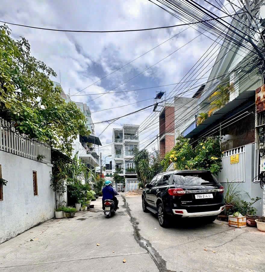 Nhà ô tô củ chi  cách biển hòn chồng 650m. giá 11,5 tỷ