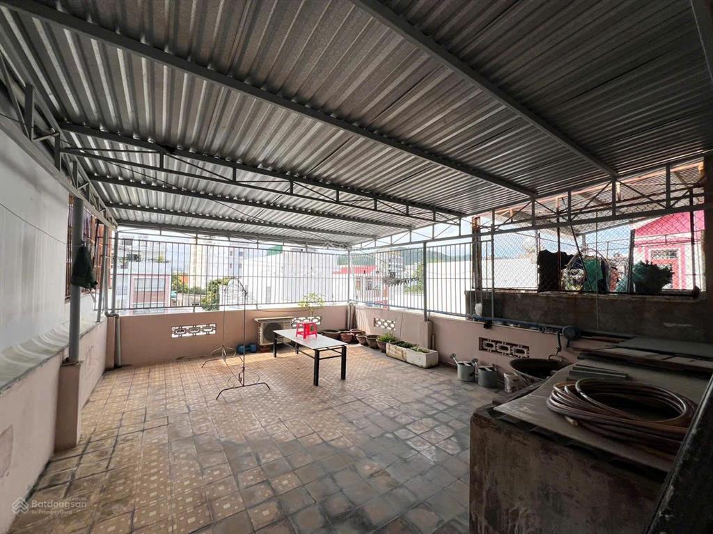 Nhà 3 tầng mặt tiền hoàng trinh ngang  gần 5,3m * cách biển hòn chồng 350m. giá 11 tỷ