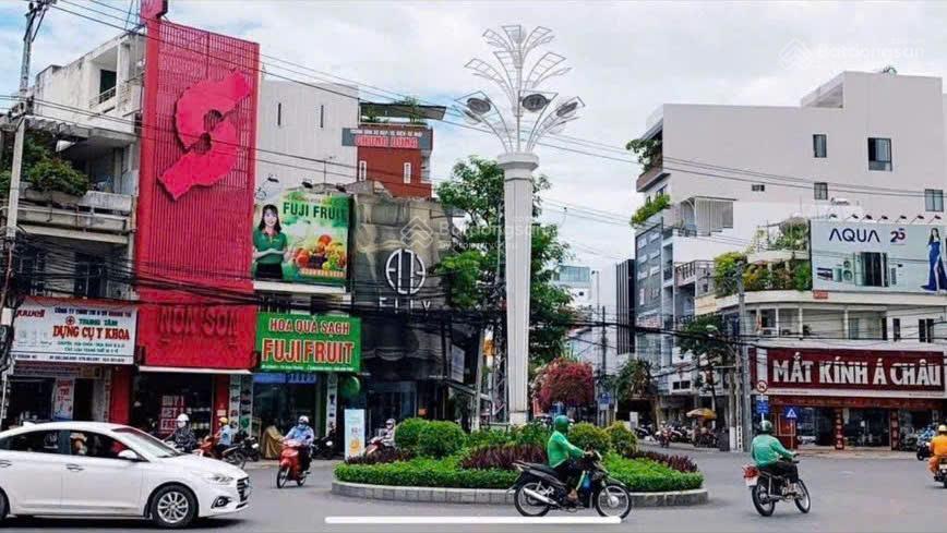 Nhà 3 tầng mặt tiền đường quang trung, đối diện vòng xoay. cách biển trần phú 450m. giá 25 tỷ