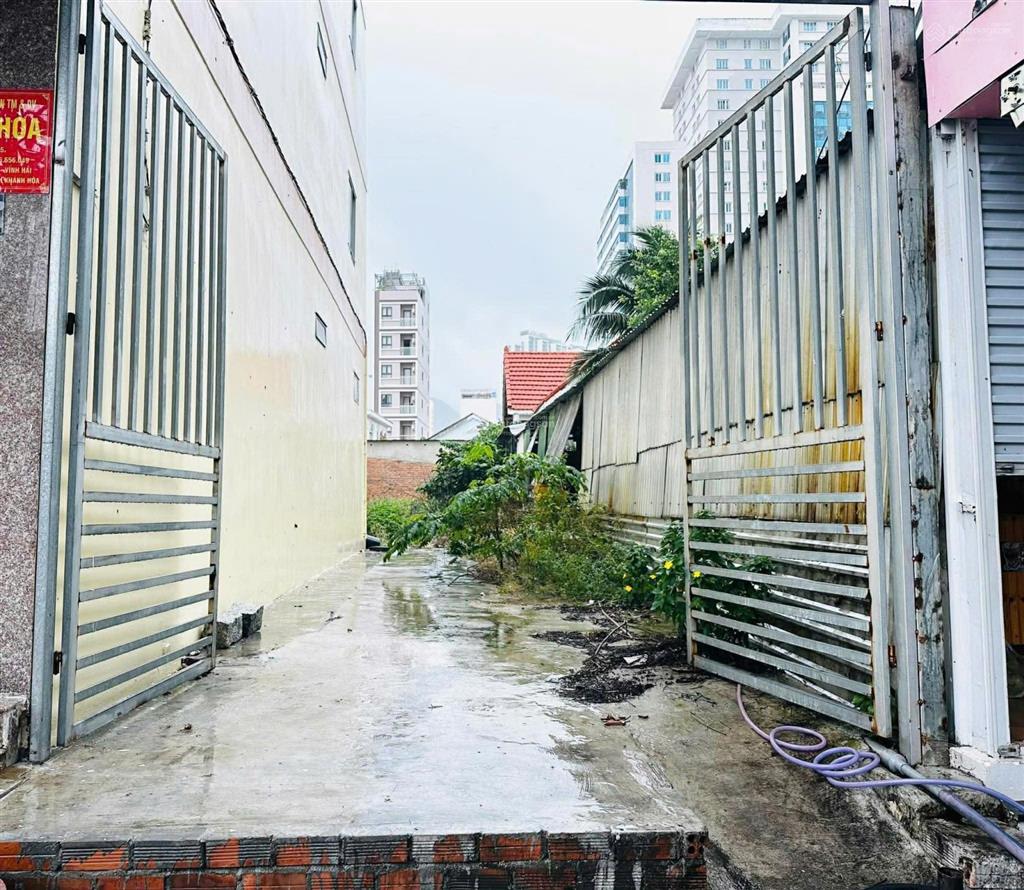 Lô mặt tiền hòn chồng , đối diện mường thanh viễn triều cách biển hòn chồng 123m. giá 120tr/m²