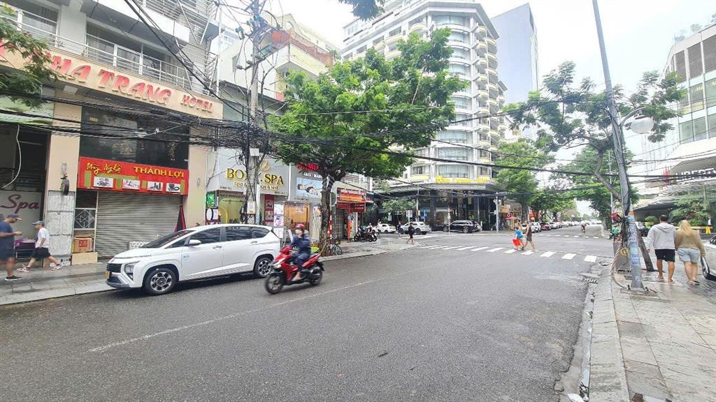Đất mặt tiền đường biệt thự  ngang khá dài 9,3m * cách biển trần phú 400m. giá 150 tỷ
