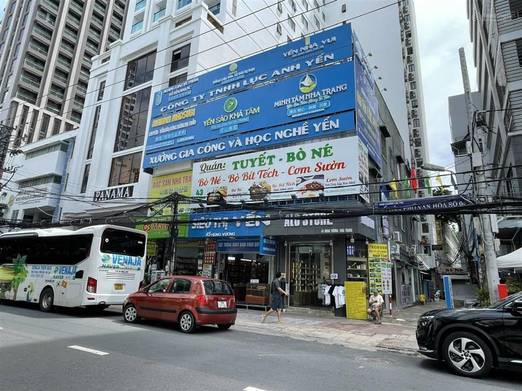 Nhà góc 2 mặt tiền đường hùng vương  ngang khá dài 10m * cách biển trần phú 300m. giá 123 tỷ