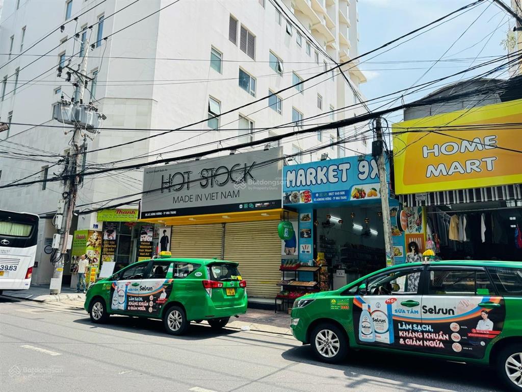 Nhà góc 2 mặt tiền đường hùng vương  ngang khá dài 6,5m * cách biển trần phú 300m. giá 61 tỷ