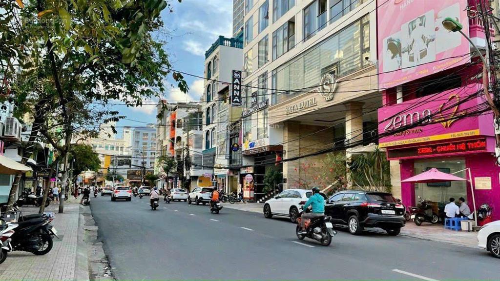 Lô góc 2 mặt tiền nguyễn thiện thuật  ngang khá dài 10,7m * cách biển trần phú 400m. giá 144 tỷ