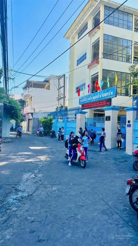 Nhà 2 tầng gần kề mặt tiền ngô đến, ngang dài 12,6m. giá 10,5 tỷ