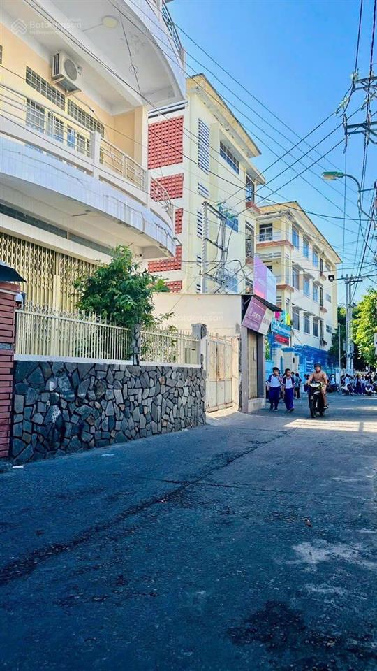 Nhà 2 tầng gần kề mặt tiền ngô đến, ngang dài 12,6m. giá 10,5 tỷ