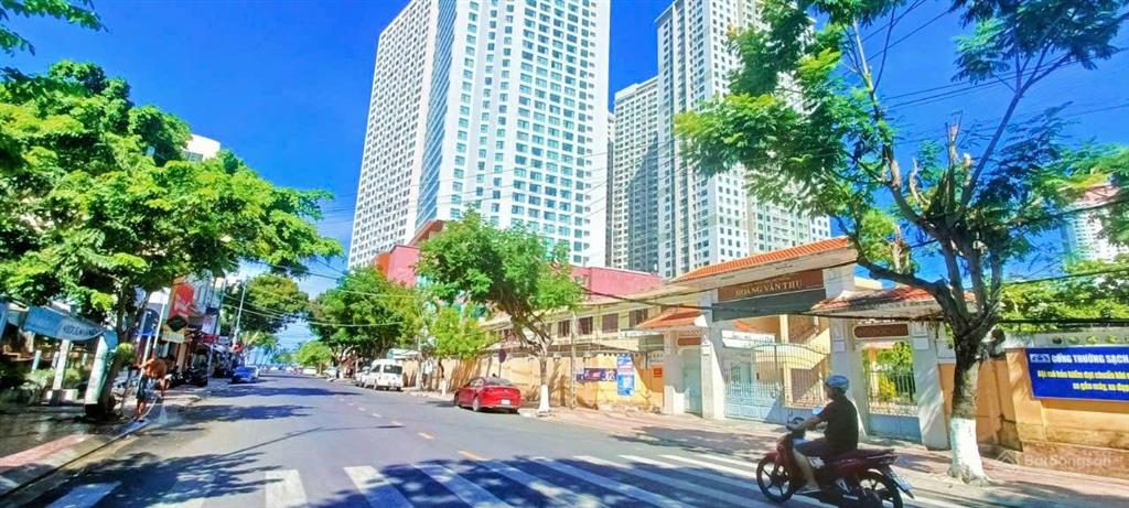 Mặt tiền đường hòn chồng  vị trí hiếm có * cách biển 220m