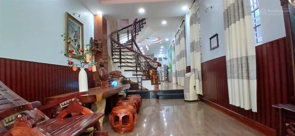 Nhà 3 tầng, góc 2 mặt hẻm ô tô nguyễn thiện thuật. giá 11 tỷ