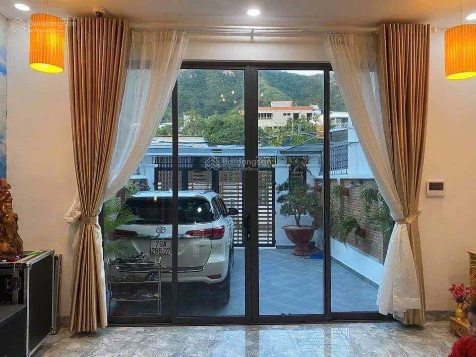 Biệt thự 3 tầng , hẻm nguyễn khắc viện ô tô quay đầu * cách biển hòn chồng 300m.  giá 8,5 tỷ