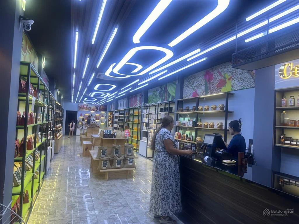 Nhà 2 tầng, mặt tiền nguyễn thiện thuật  cách ngã  tư nguyễn thị minh khai 200m. giá 60 tỷ
