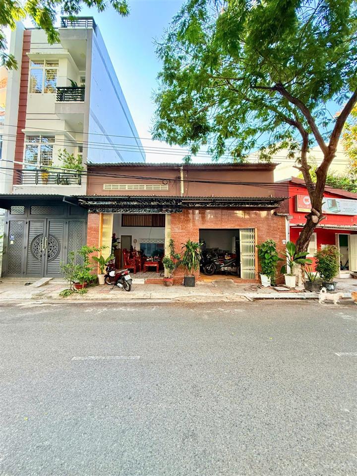 Nhà mặt tiền đường quảng hàm, ngang 9m sát châu văn liêm. giá 5 tỷ
