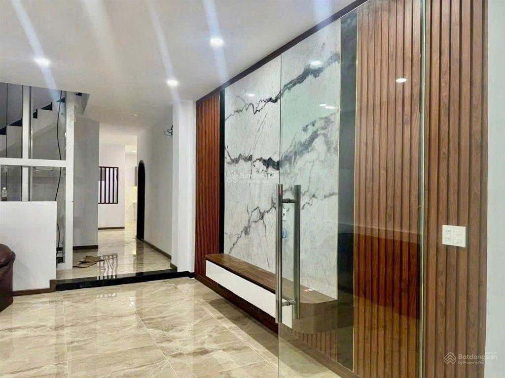 Nhà 4 tầng trần nguyên hãn, có thang máy bài bản (gần chợ xóm mới). giá 26,9 tỷ