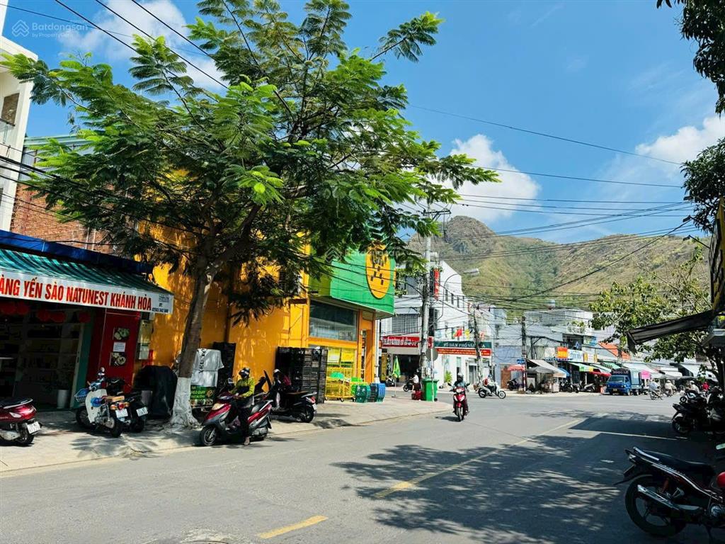 Nhà mặt tiền, đường ô tô dương hiến quyền  ngang dài  7m cách biển phạm văn đồng  120m